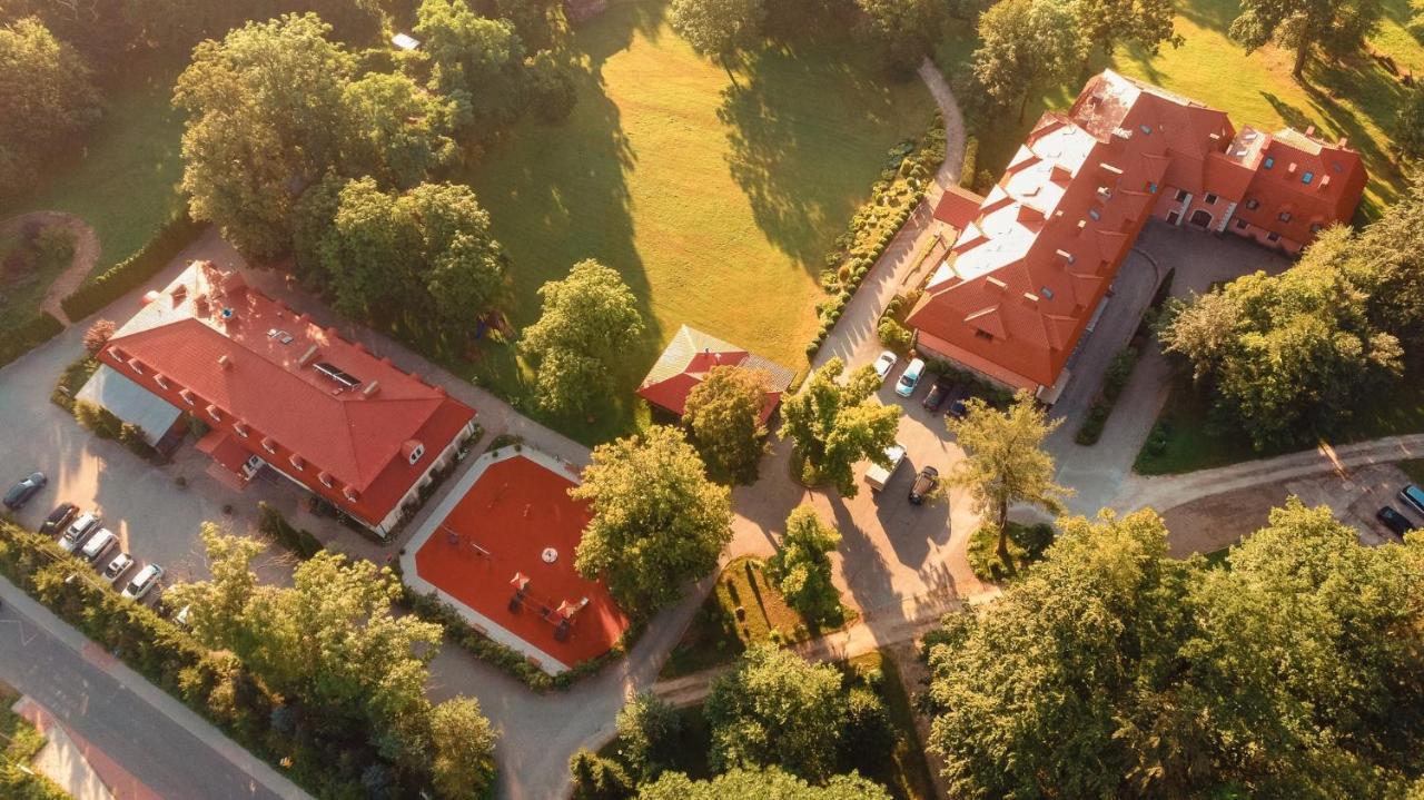 Готель Dwor Ostoia Rymanow Екстер'єр фото