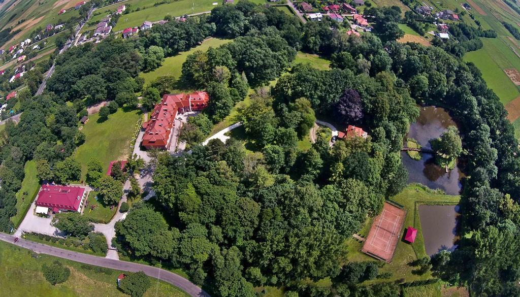 Готель Dwor Ostoia Rymanow Екстер'єр фото
